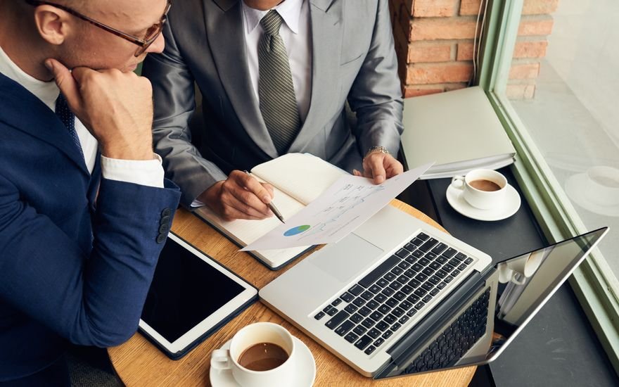 Advogados analisando documentos