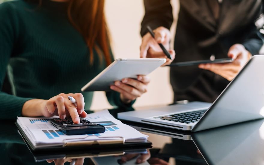 Contadora analisando dados financeiros